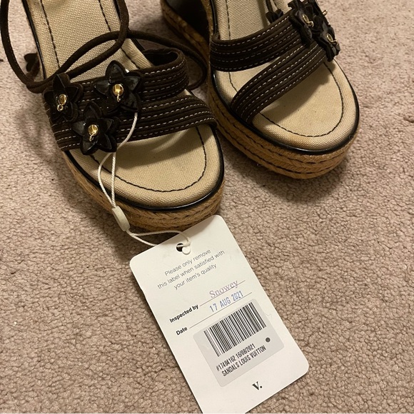 Authentic LV sandals Size 36.5 - Picture 6 of 9
